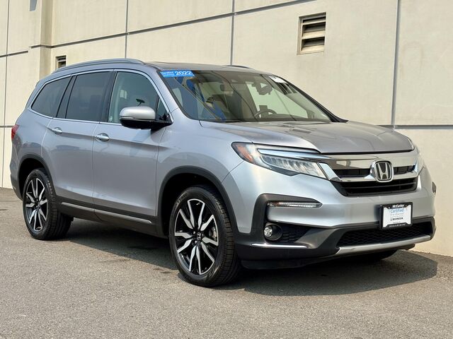 2022 Honda Pilot Touring w/Rear Captain's Chairs