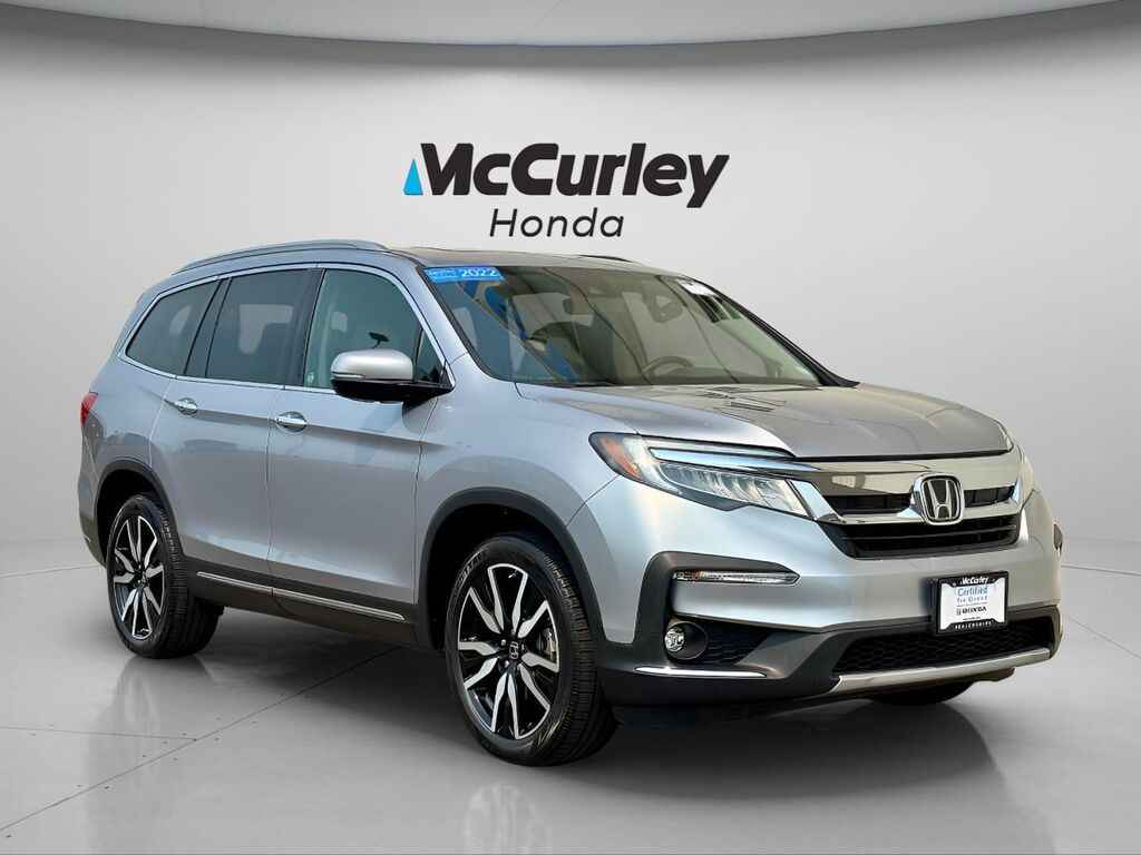 2022 Honda Pilot Touring w/Rear Captain's Chairs — photo 1 of 13