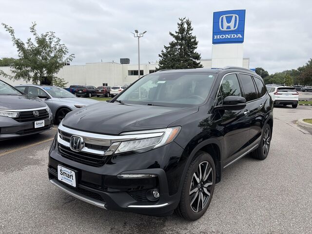 2022 Honda Pilot Touring w/Rear Captain's Chairs