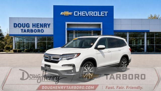 2022 Honda Pilot Touring w/Rear Captain's Chairs