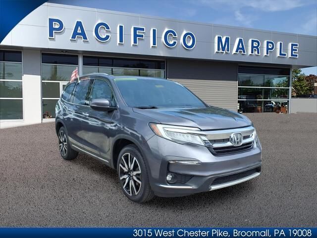 2019 Honda Pilot Touring w/Rear Captain's Chairs