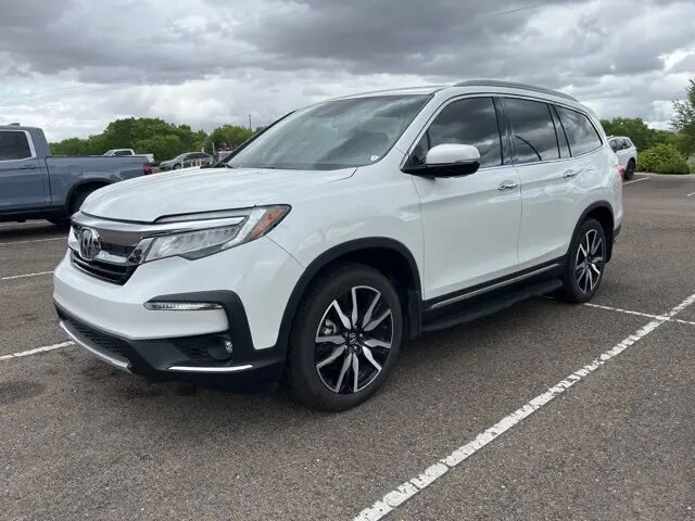 2022 Honda Pilot Touring w/Rear Captain's Chairs
