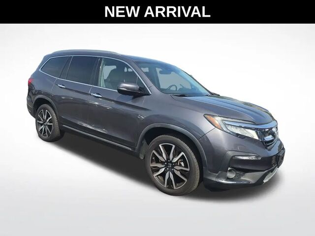2021 Honda Pilot Touring w/Rear Captain's Chairs
