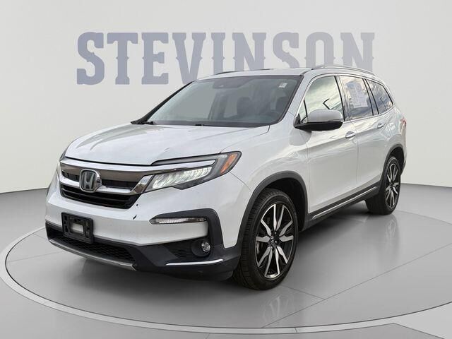2021 Honda Pilot Touring w/Rear Captain's Chairs