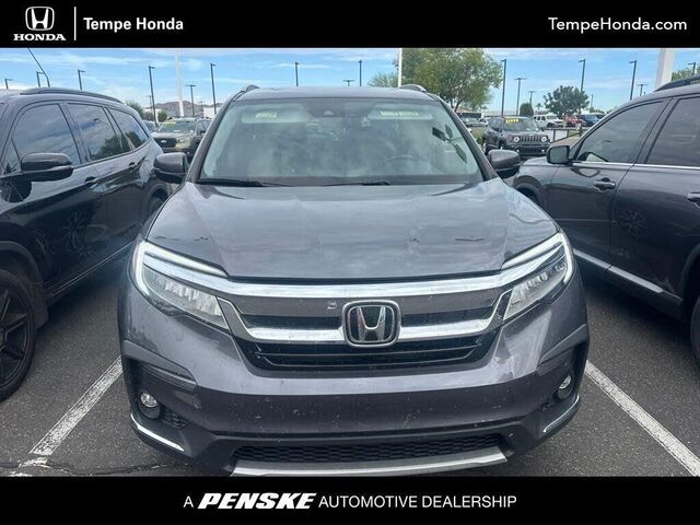 2020 Honda Pilot Touring w/Rear Captain's Chairs