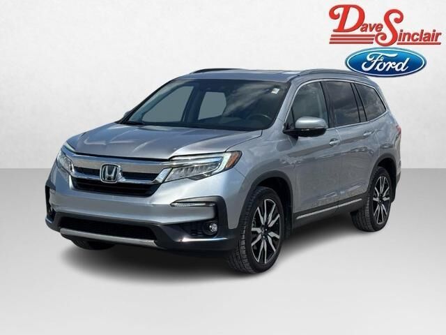 2019 Honda Pilot Touring w/Rear Captain's Chairs