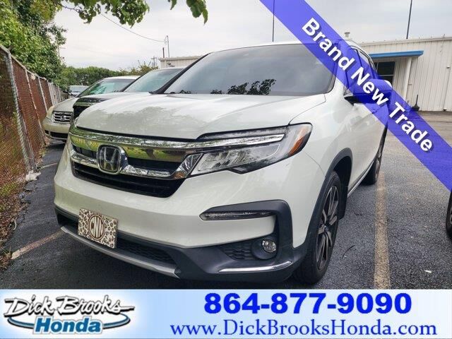 2020 Honda Pilot Touring w/Rear Captain's Chairs