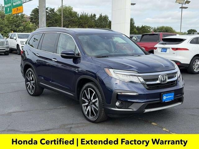 2022 Honda Pilot Touring w/Rear Captain's Chairs