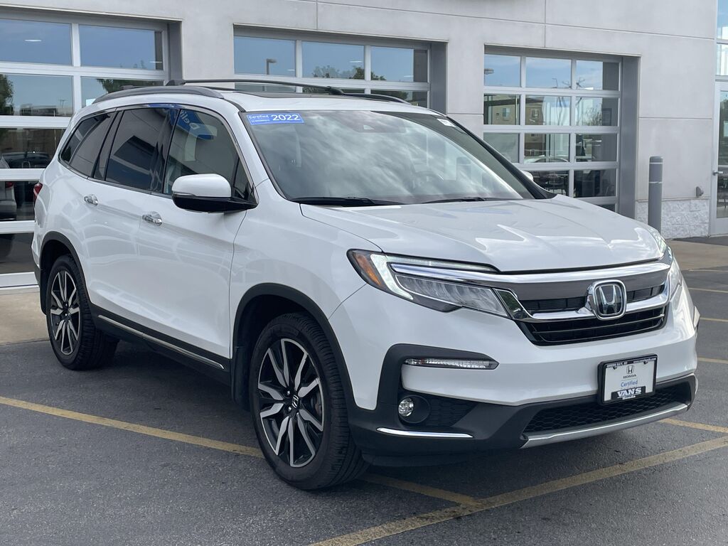 2022 Honda Pilot Touring w/Rear Captain's Chairs — photo 1 of 13