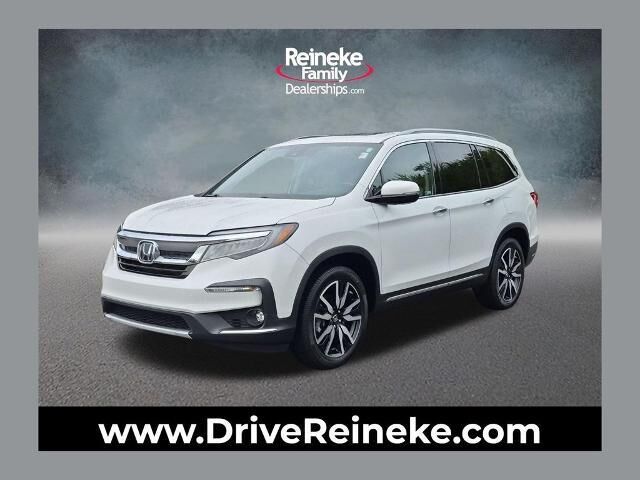 2020 Honda Pilot Touring w/Rear Captain's Chairs