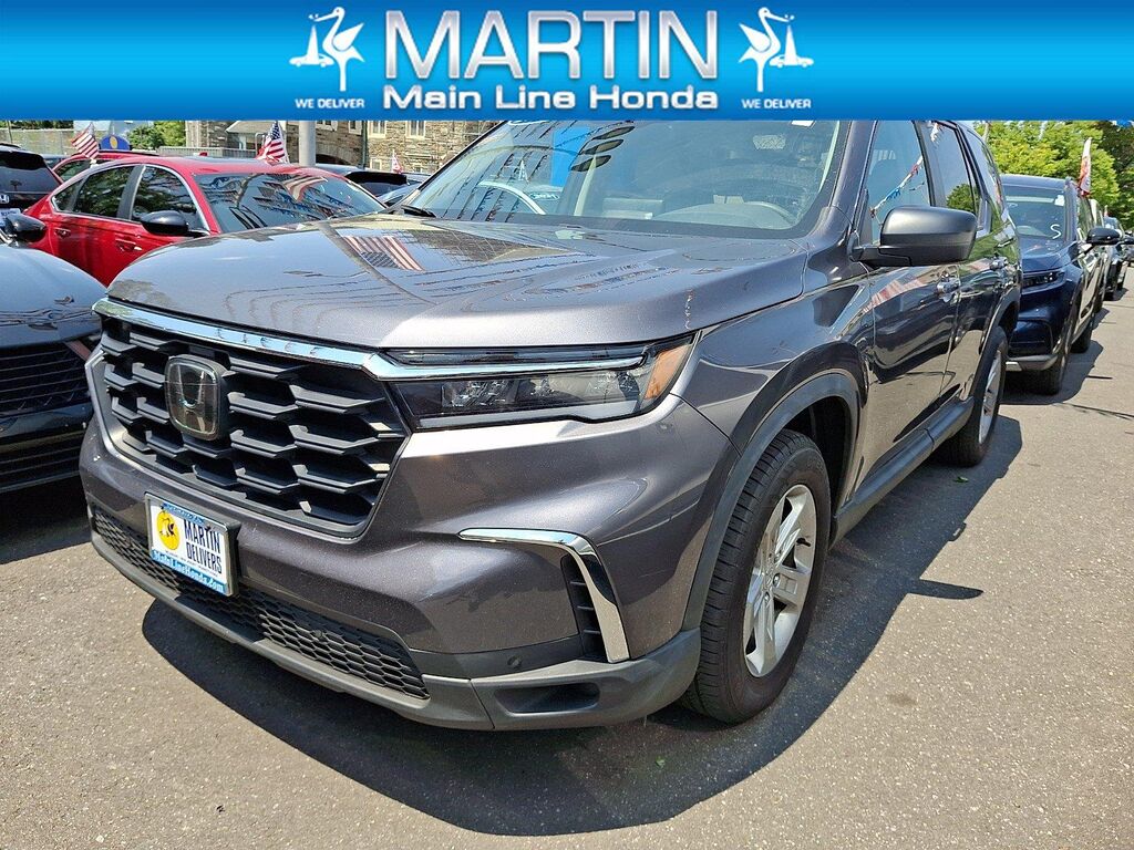 2023 Honda Pilot LX — photo 1 of 7