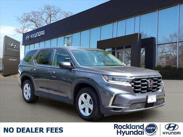 2023 Honda Pilot LX — photo 1 of 12