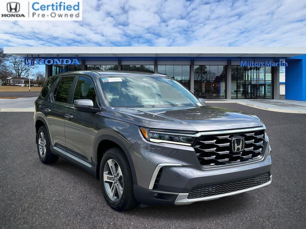 2023 Honda Pilot EX-L w/Rear Captain's Chairs — photo 1 of 13