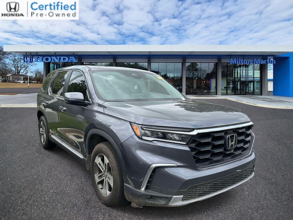2023 Honda Pilot EX-L w/Rear Captain's Chairs — photo 1 of 4