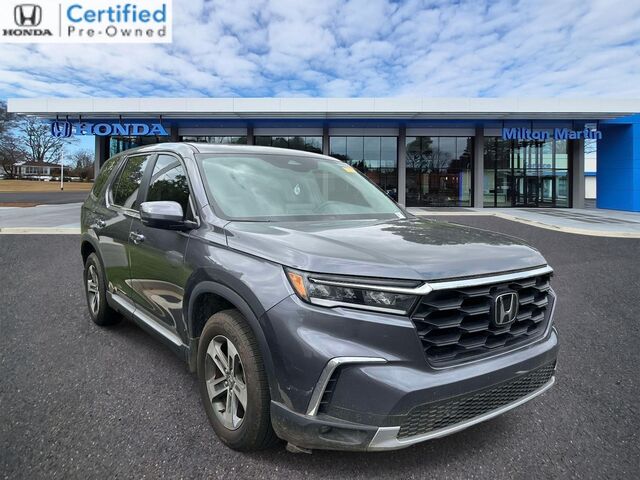 2023 Honda Pilot EX-L w/Rear Captain's Chairs