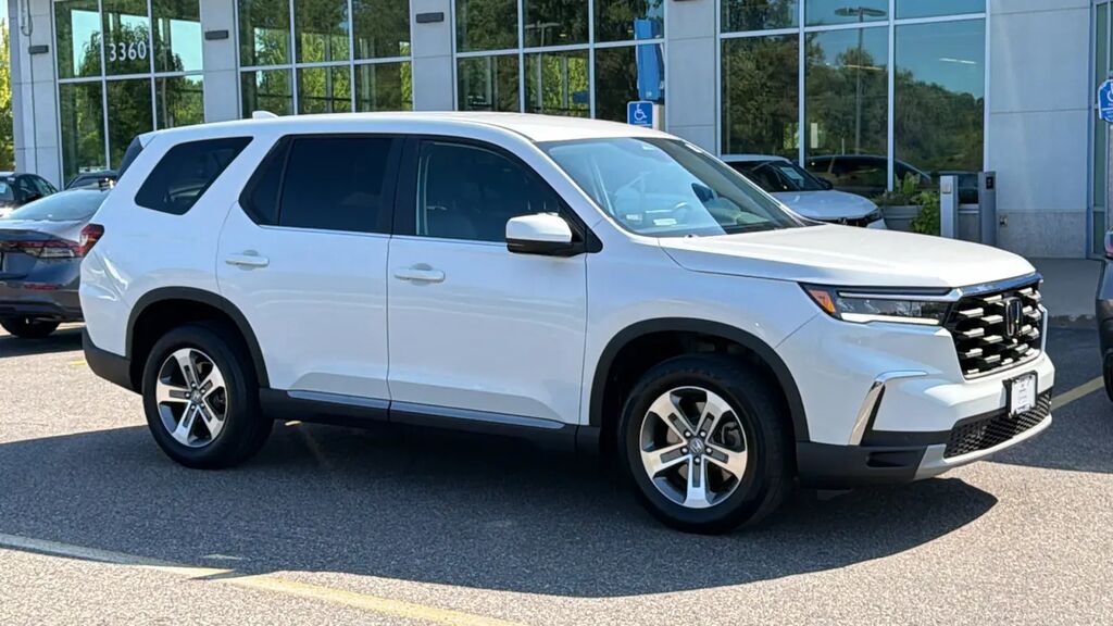 2023 Honda Pilot EX-L w/Rear Captain's Chairs — photo 1 of 13