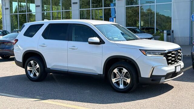 2023 Honda Pilot EX-L w/Rear Captain's Chairs