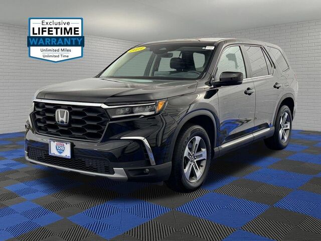 2023 Honda Pilot EX-L w/Rear Captain's Chairs
