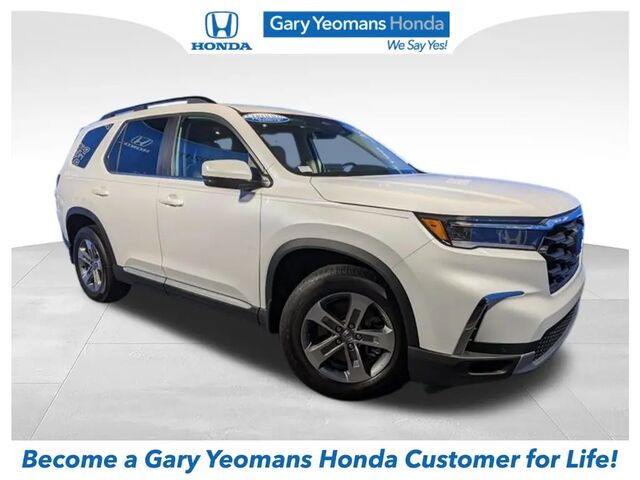 2023 Honda Pilot EX-L w/Rear Captain's Chairs