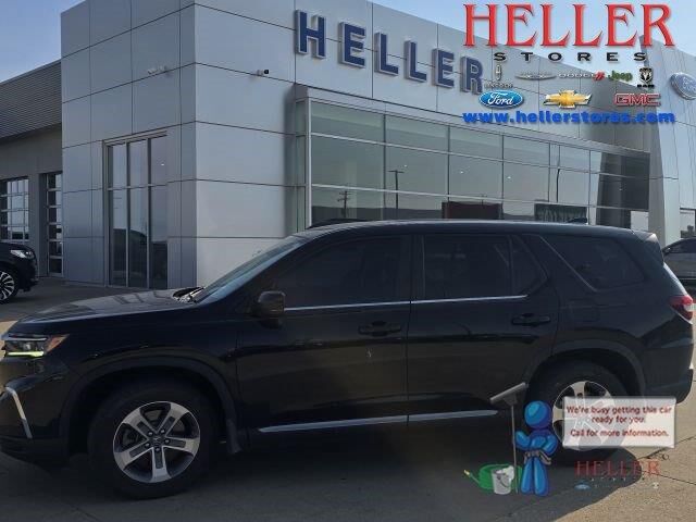 2023 Honda Pilot EX-L w/Rear Captain's Chairs