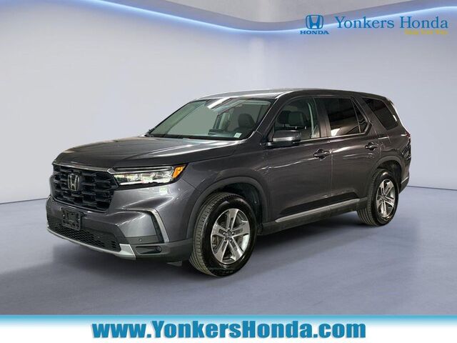 2023 Honda Pilot EX-L w/Rear Captain's Chairs