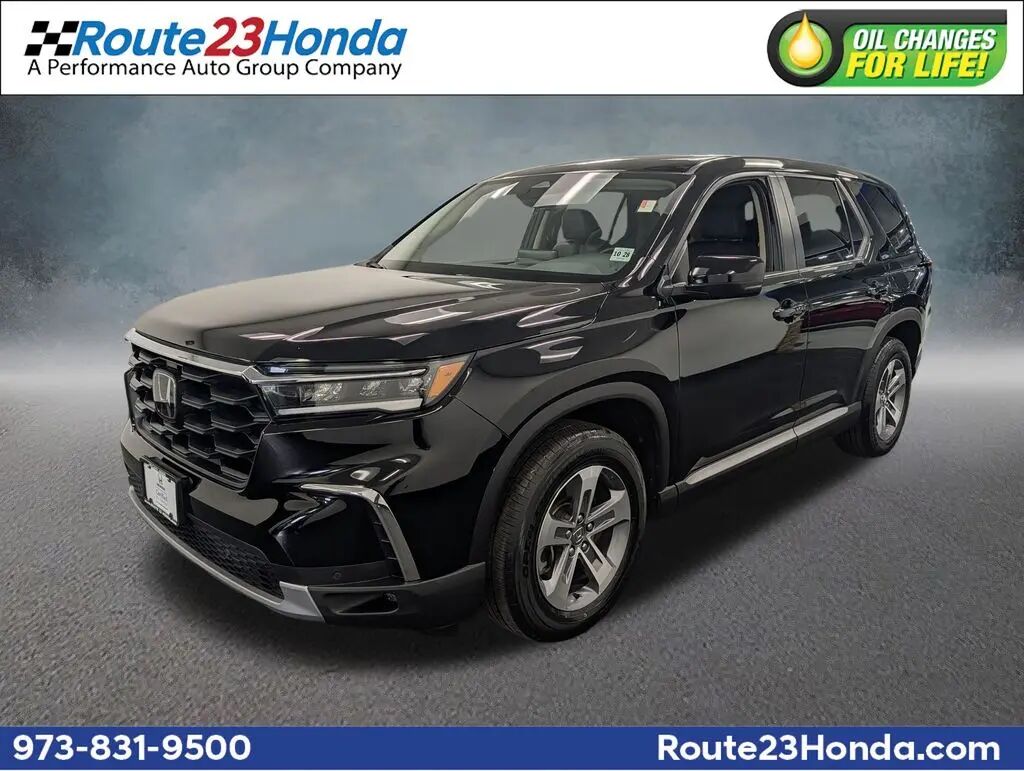 2024 Honda Pilot EX-L w/Rear Captain's Chairs — photo 1 of 13