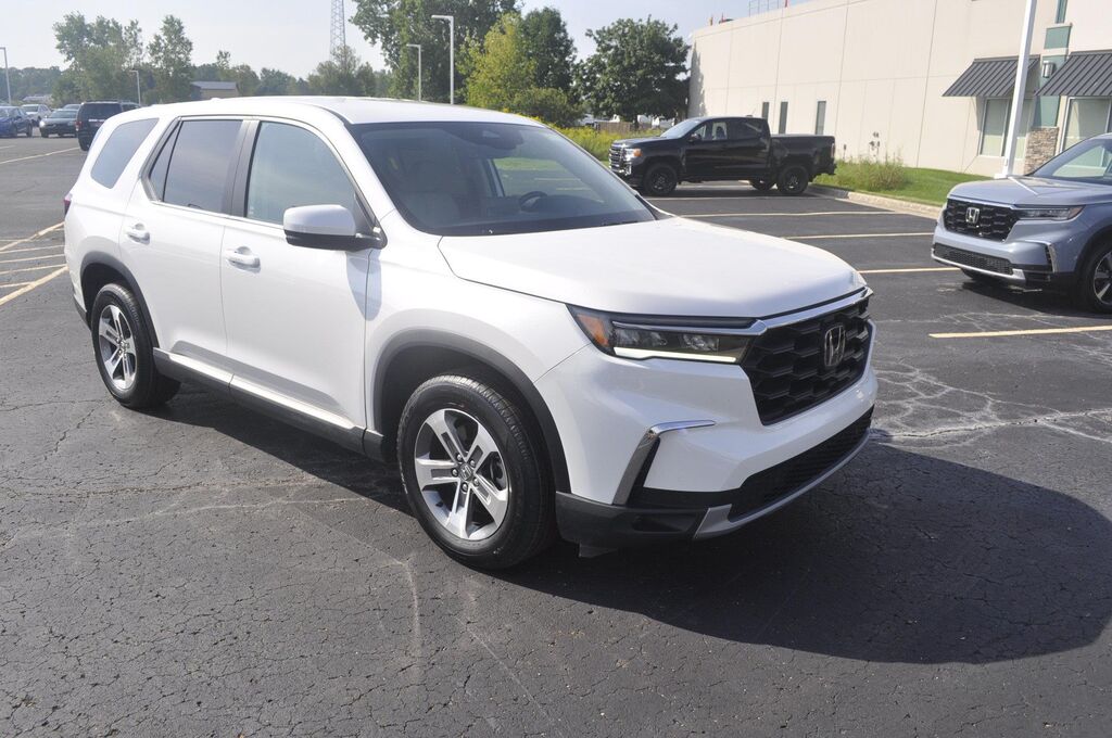 2024 Honda Pilot EX-L w/Rear Captain's Chairs — photo 1 of 13