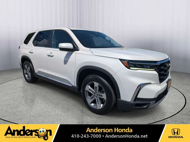 2023 Honda Pilot EX-L w/Rear Captain's Chairs