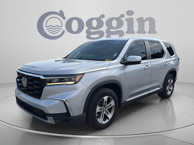 2023 Honda Pilot EX-L w/Rear Captain's Chairs
