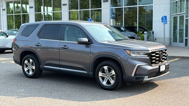 2024 Honda Pilot EX-L w/Rear Captain's Chairs