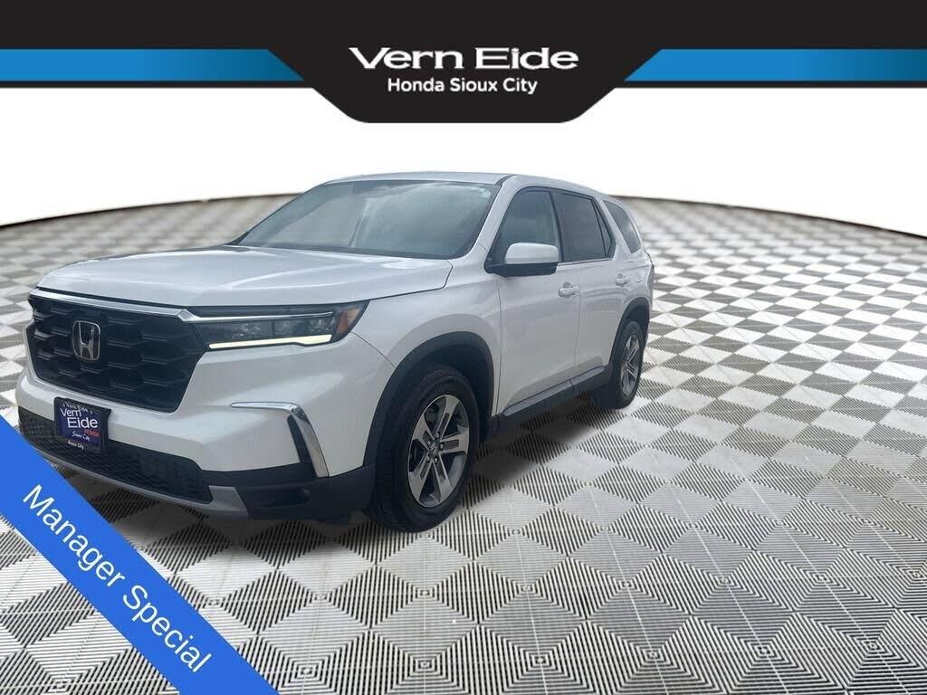 2023 Honda Pilot EX-L w/Rear Captain's Chairs — photo 1 of 1