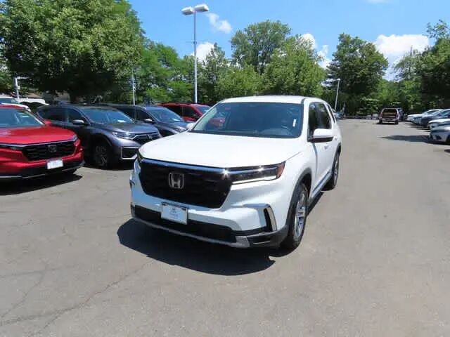 2023 Honda Pilot EX-L w/Rear Captain's Chairs