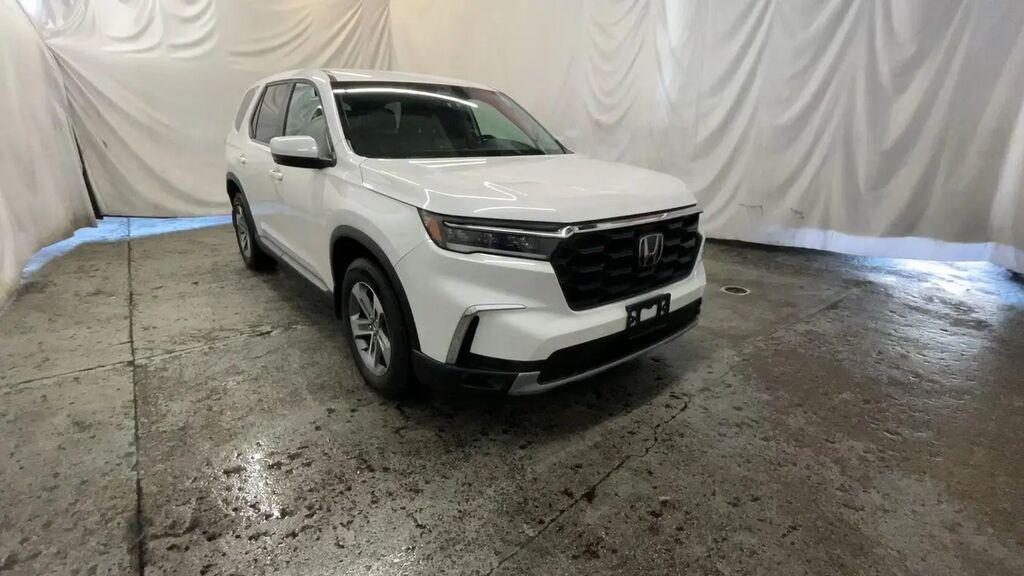 2023 Honda Pilot EX-L w/Rear Captain's Chairs — photo 1 of 13