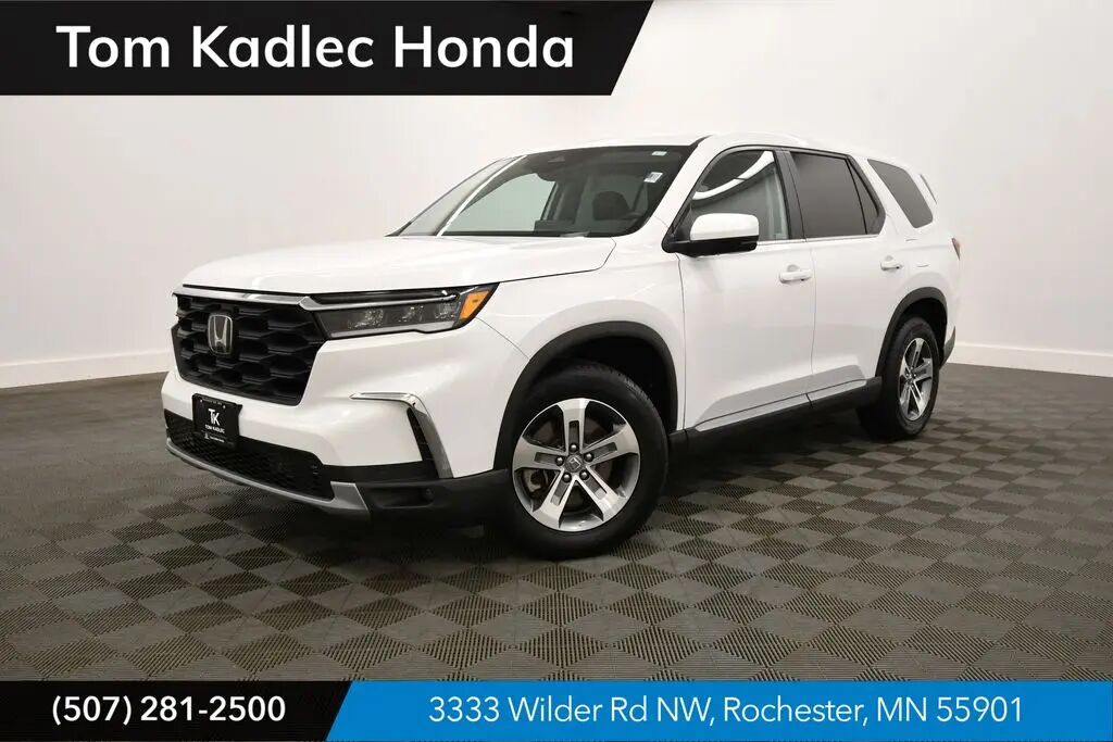 2023 Honda Pilot EX-L w/Rear Captain's Chairs — photo 1 of 13