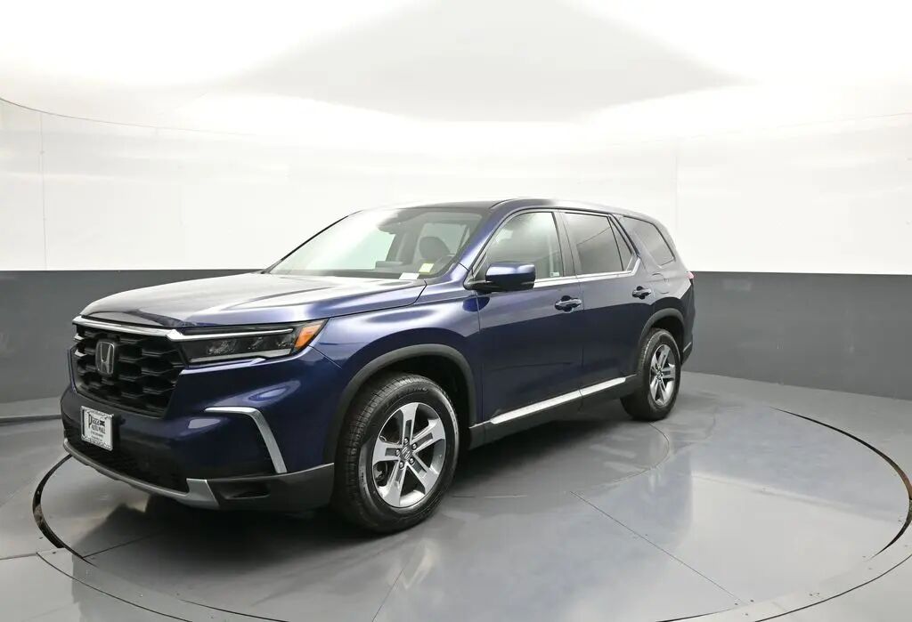 2023 Honda Pilot EX-L w/Rear Captain's Chairs — photo 1 of 12