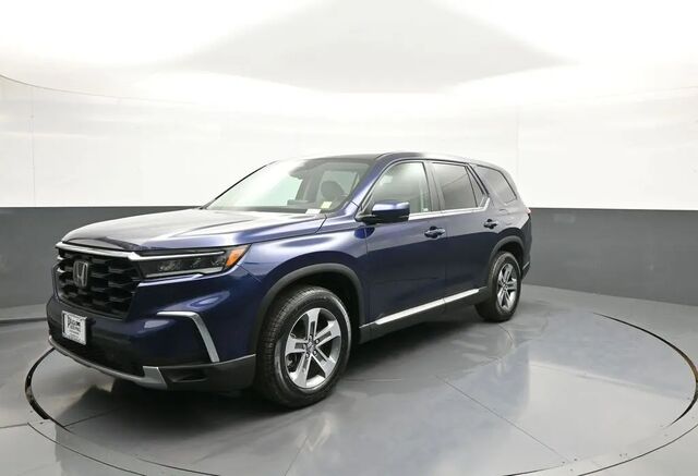 2023 Honda Pilot EX-L w/Rear Captain's Chairs