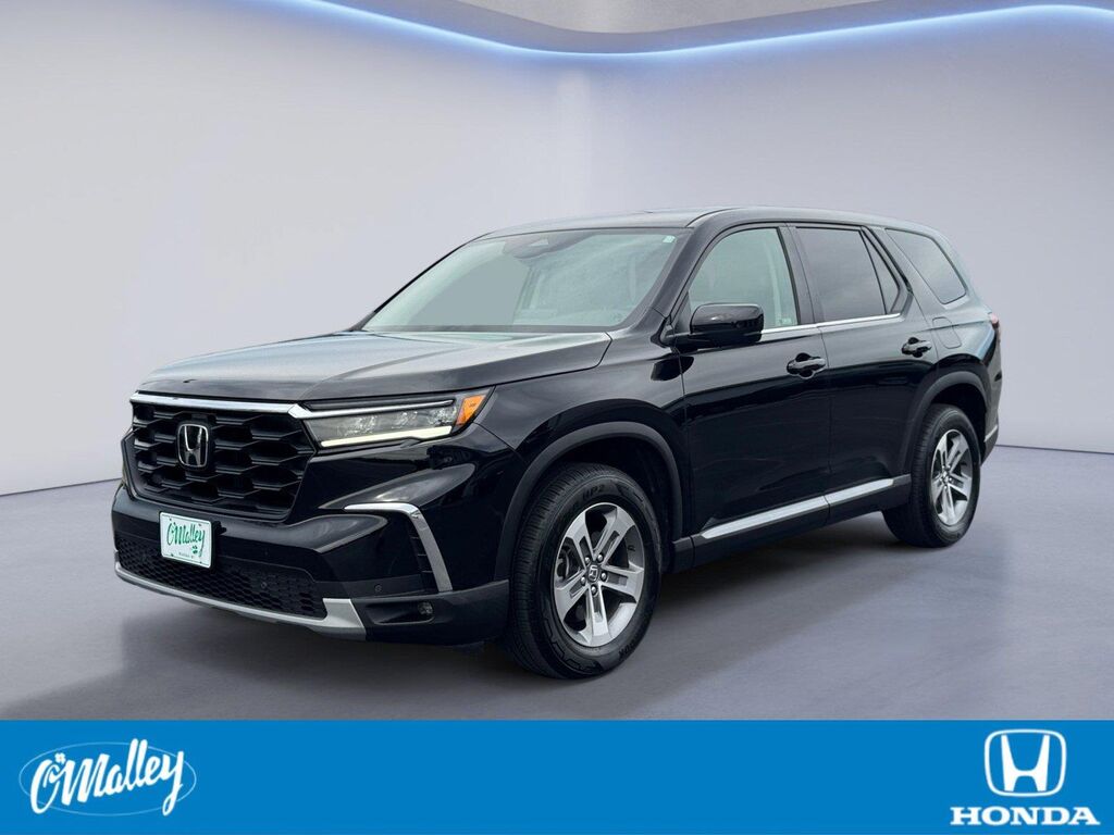 2024 Honda Pilot EX-L w/Rear Captain's Chairs — photo 1 of 13