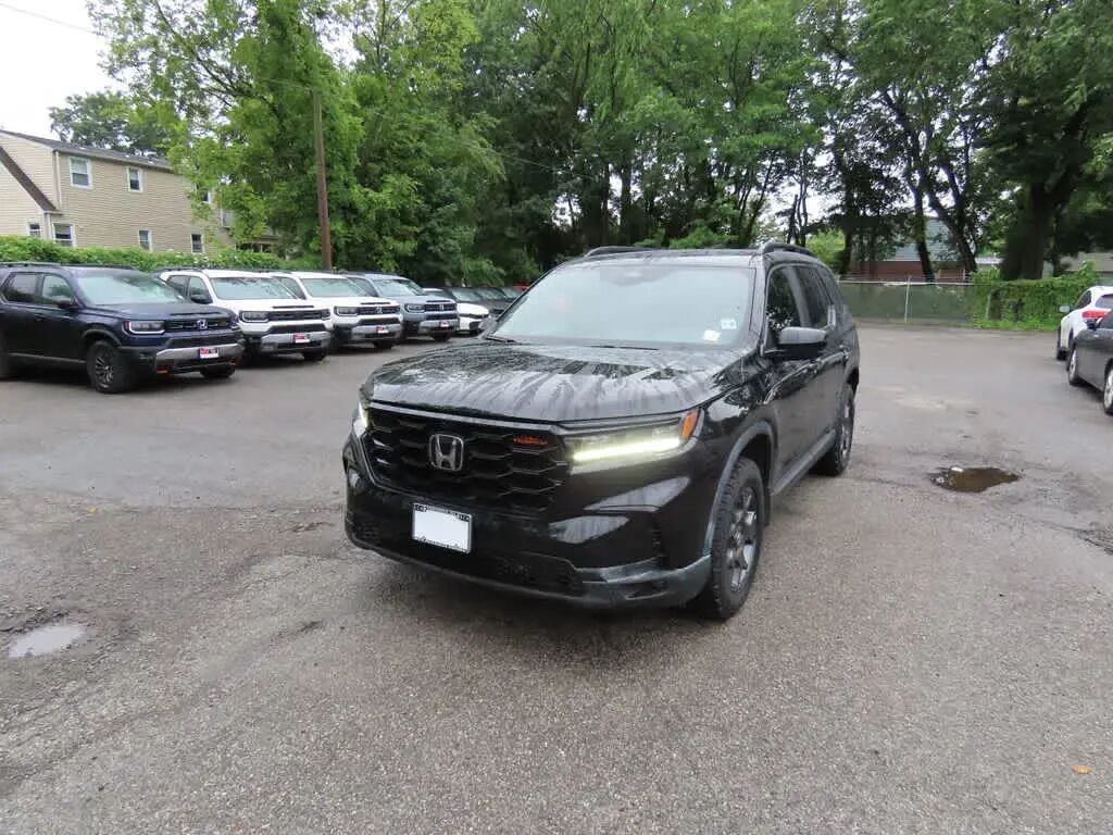 2023 Honda Pilot TrailSport — photo 1 of 13