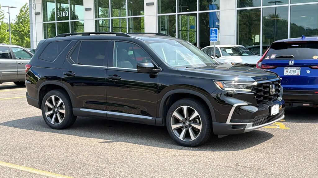 2023 Honda Pilot Touring — photo 1 of 13