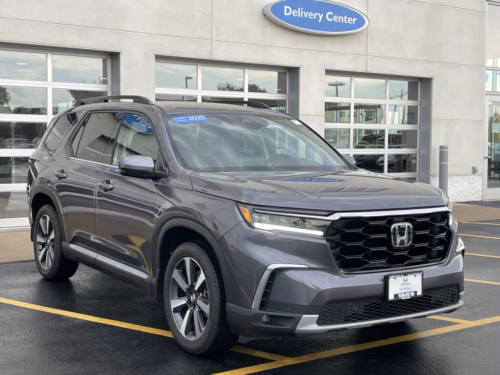 2025 Honda Pilot Touring — photo 1 of 13