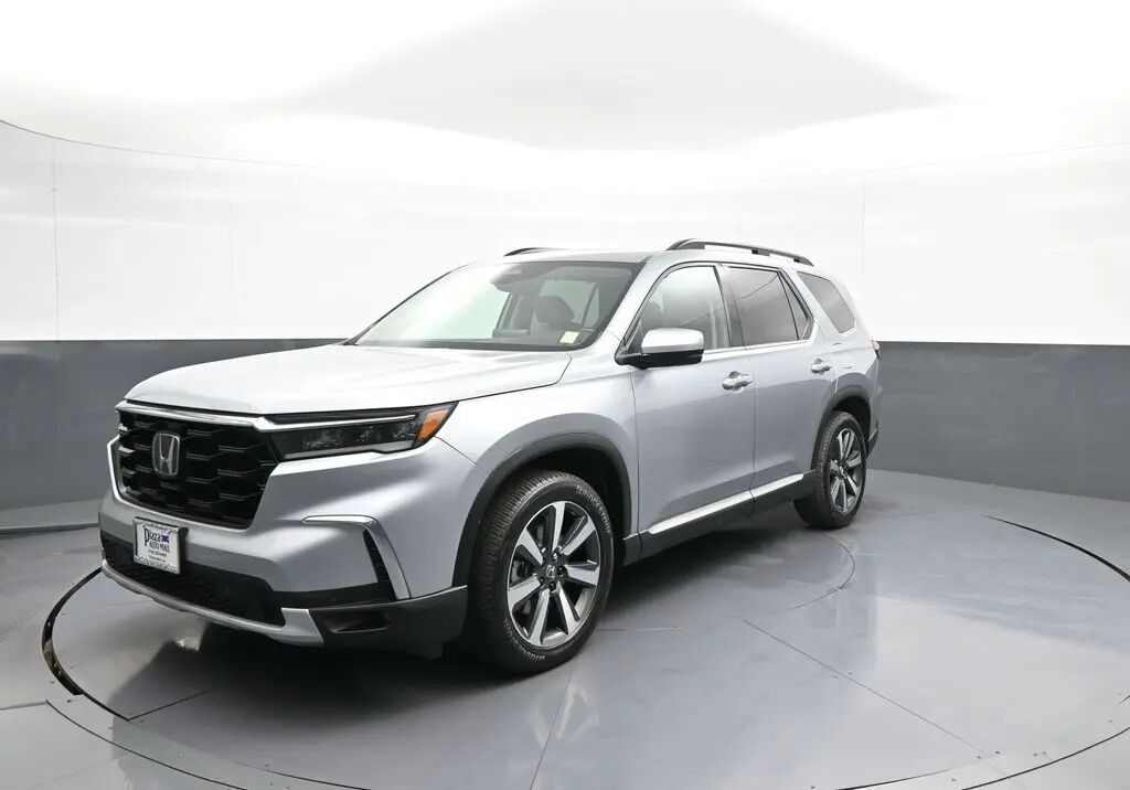 2023 Honda Pilot Touring — photo 1 of 12