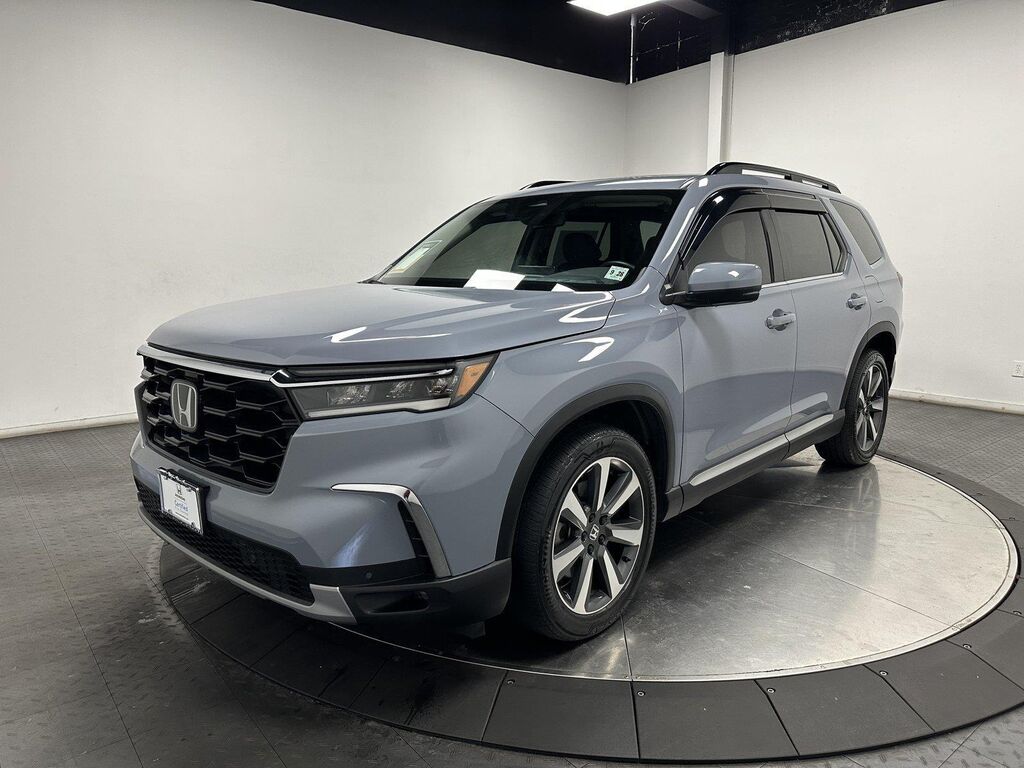 2023 Honda Pilot Touring — photo 1 of 13