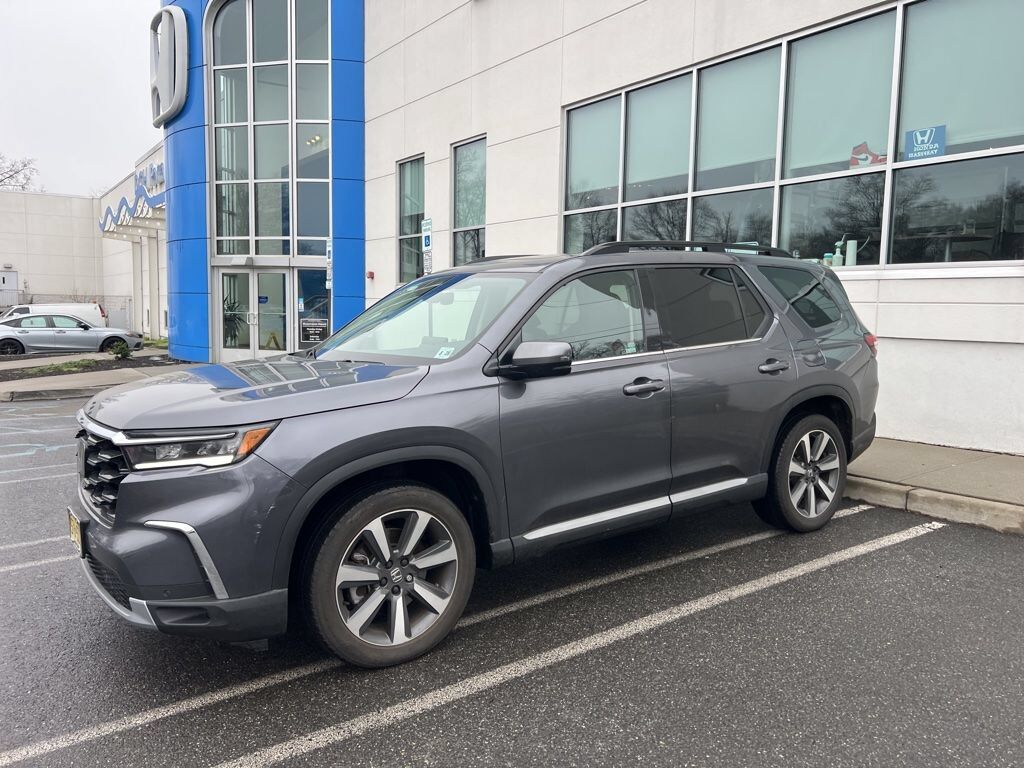 2023 Honda Pilot AWD TRG — photo 1 of 7