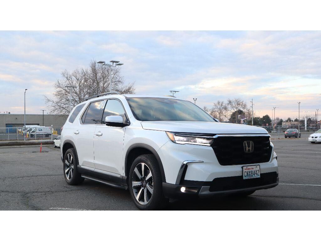 2025 Honda Pilot Touring — photo 1 of 13