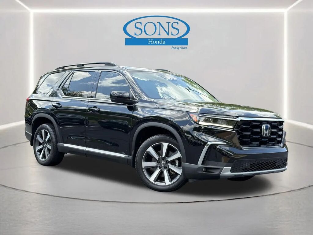 2023 Honda Pilot Touring — photo 1 of 13