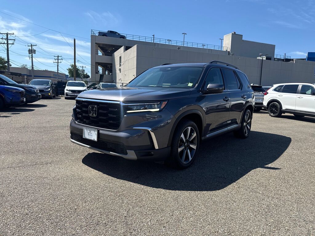 2023 Honda Pilot Touring — photo 1 of 13