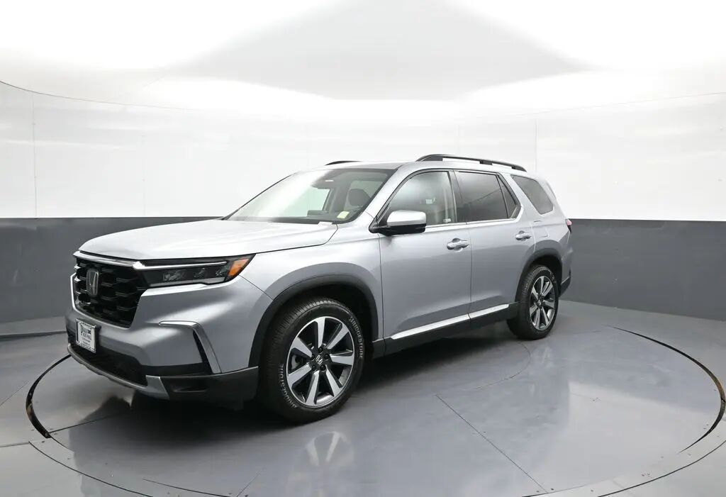 2024 Honda Pilot Touring — photo 1 of 12