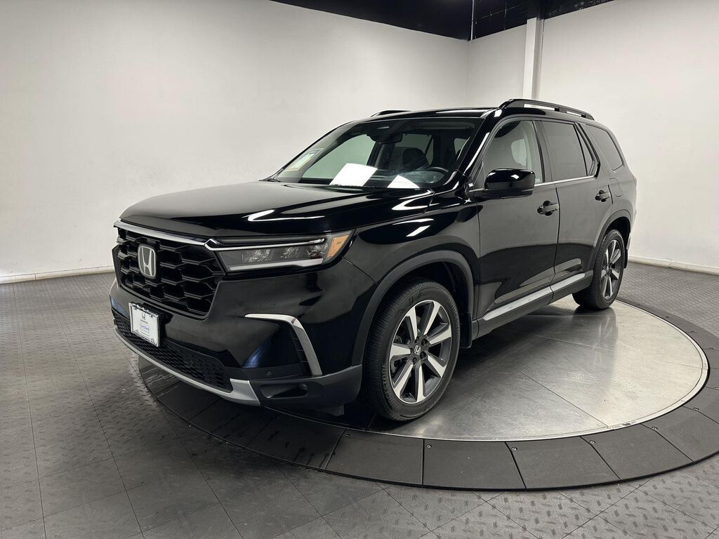 2023 Honda Pilot Touring — photo 1 of 13