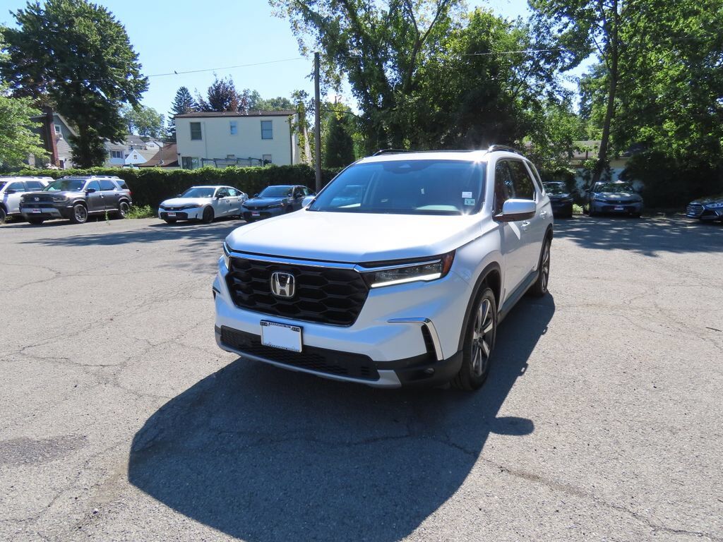 2025 Honda Pilot AWD TRG — photo 1 of 7