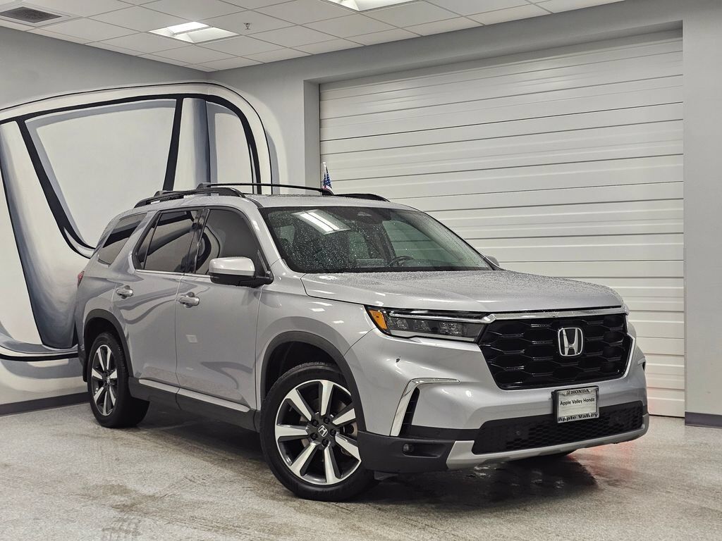 2023 Honda Pilot AWD TRG — photo 1 of 7